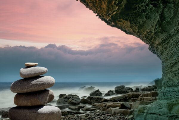 Cairn de pierres plates en bord de falaise / mer